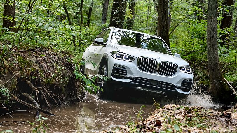 Ab in die Suppe: Dank der nach oben stellbaren Luftfederung steigt die Wattiefe des neuen BMW X5, außerdem minimiert sich unerwünschter Bodenkontakt im Gelände.