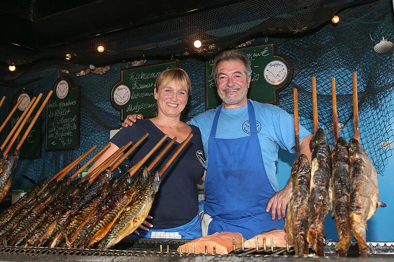 Ingrid und Beppo versorgten die Besucher mit Steckerlfisch.