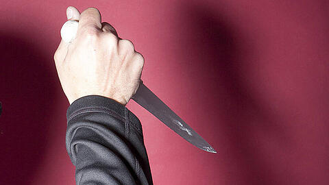 Erst verwickelten sie das Opfer in ein Gespräch, dann zückte einer ein Messer.