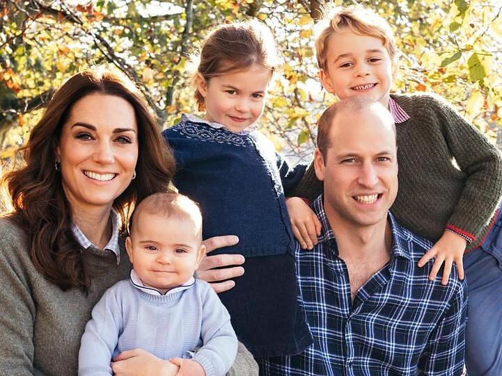 Eine royale Familie: Prinz William mit seiner Frau Herzogin Kate und den drei Kindern Prinz Louis (l), Prinzessin Charlotte (M) und Prinz George (r). Foto (2018): Matt Porteous/PA Wire
