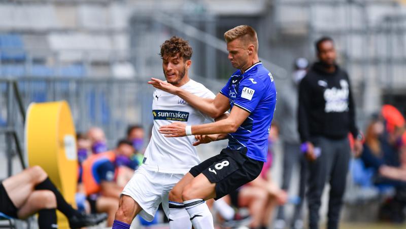 Der Bielefelder Florian Hartherz (r) im Zweikampf mit Bashkim Ajdini vom VfL Osnabrück. Der Bielefelder Florian Hartherz (r) im Zweikampf mit Bashkim Ajdini vom VfL Osnabrück.