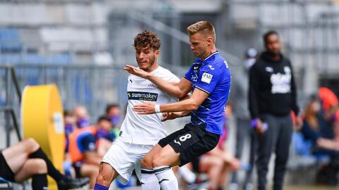 Der Bielefelder Florian Hartherz (r) im Zweikampf mit Bashkim Ajdini vom VfL Osnabrück.