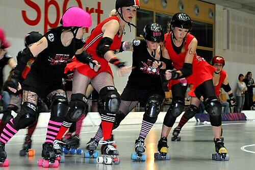 Grell, laut und ruppig: Frauen beim Roller Derby