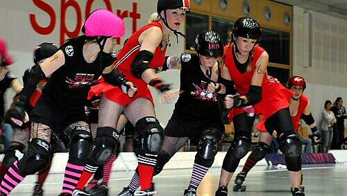 Grell, laut und ruppig: Frauen beim Roller Derby Grell, laut und ruppig: Frauen beim Roller Derby