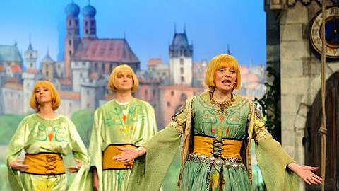 Die Schauspieler Eva-Maria Höfling (r-l), Tobias Pfülb und Steffi Brehme, alle als Claudia Roth, bei einer Probe zum traditionellen "Politiker-Derblecken".