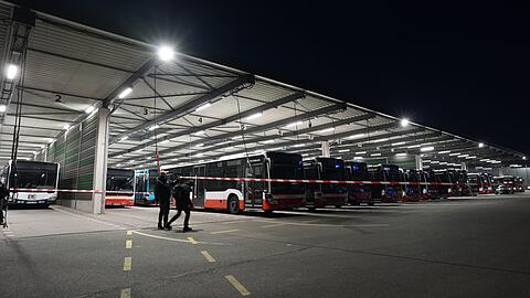 Linienbusse der Hamburger Hochbahn AG stehen auf dem Busbetriebshof Langenfelde hinter Absperrband.