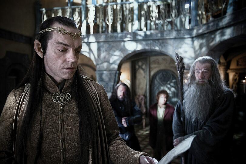 Hugo Weaving (l-r) als Elrond, Richard Aarmitage als Thorin Oakenshield, Martin Freeman als Bilbo Baggins und Ian McKellen als Gandalf in einer Szene des Kinofilms "Der Hobbit: Eine unerwartete Reise"