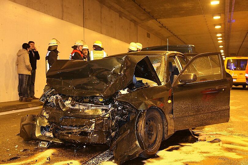 Ein Toter und ein Verletzter  - das ist die traurige Bilanz eines Geisterfahrerunfalls in einem Tunnel der A 94. Zwischen den Anschlussstellen Waldkraiburg und Heldenstein kam es zu dem schweren Crash.