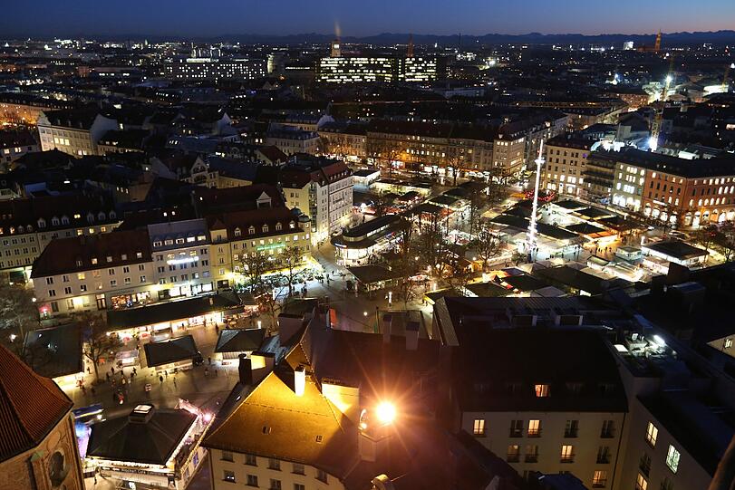 Der hell erleuchtete Viktualienmarkt.