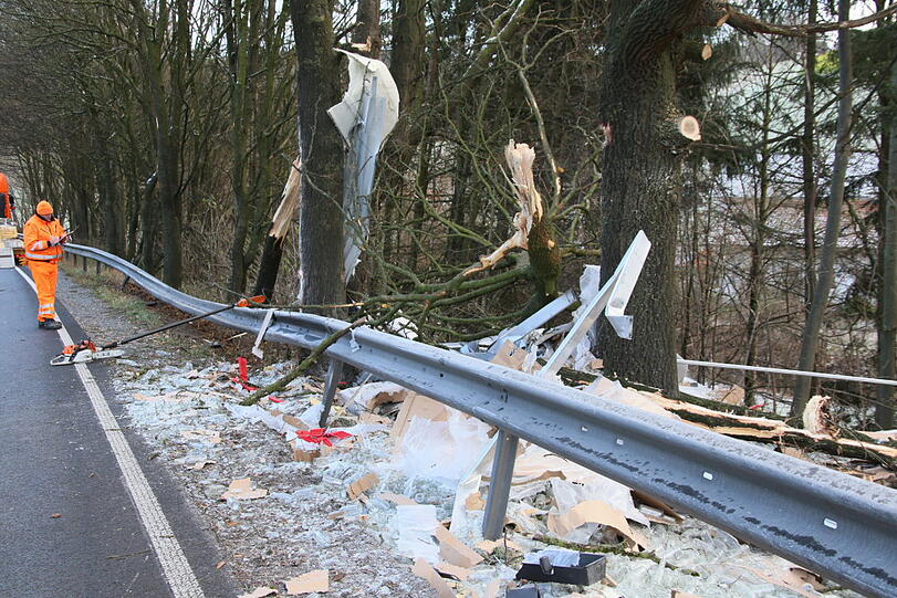 Die Bergung des Lkw und die Aufräumarbeiten dauerten bis in die Mittagsstunden.