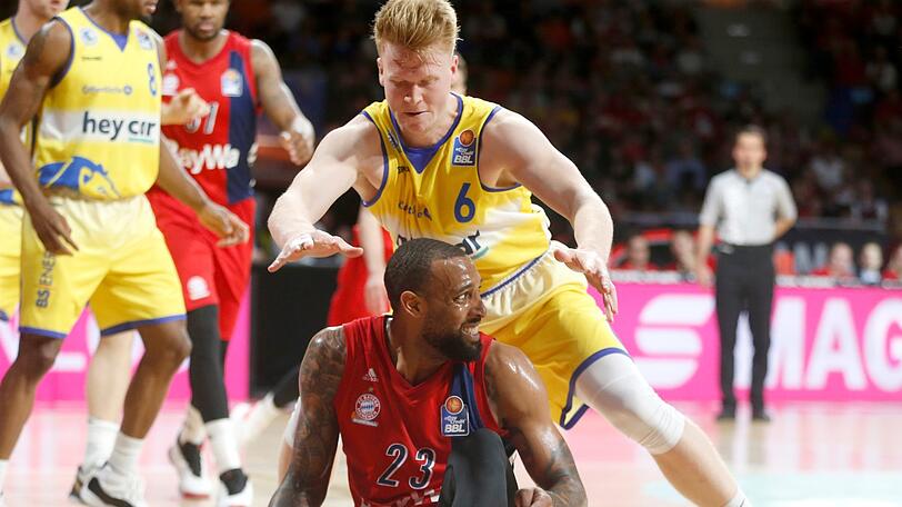Als Topscorer hart bedrängt: Bayerns Derrick Williams (unten) gegen Braunschweig.