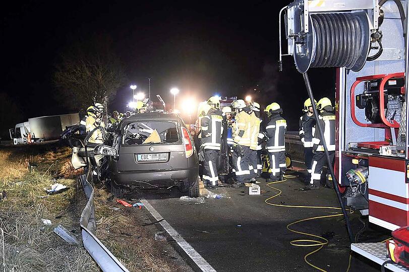 Die Beifahrerin kam mit schweren Verletzungen in eine Klinik, der Lkw-Fahrer wurde nicht verletzt.