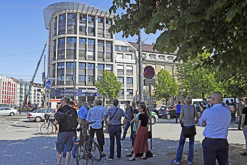 Auf dem Bürogebäude an der Tegernseer Landstraße war ein Feuer ausgebrochen, die Feuerwehr konnte den Brand rasch unter Kontrolle bringen.