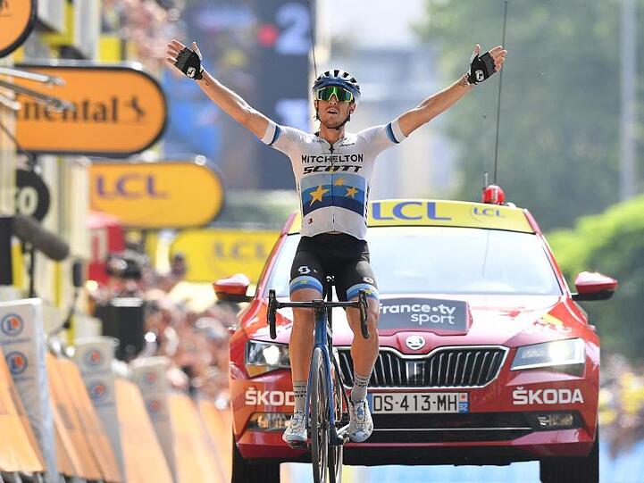Matteo Trentin feiert seinen Sieg auf der 17. Etappe der 106. Tour de France.