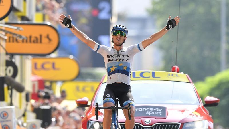Matteo Trentin feiert seinen Sieg auf der 17. Etappe der 106. Tour de France.