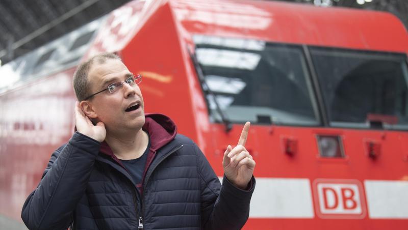 Der neue Bahnansager Heiko Grauel steht auf dem Hauptbahnhof Frankfurt vor einem Zug. Foto: Boris Roessler/dpa/Archivbild Der neue Bahnansager Heiko Grauel steht auf dem Hauptbahnhof Frankfurt vor einem Zug. Foto: Boris Roessler/dpa/Archivbild