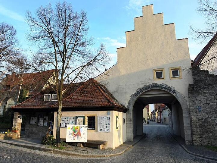 Blick auf das Torturmtheater Sommerhausen. Foto: picture alliance / dpa/Archivbild
