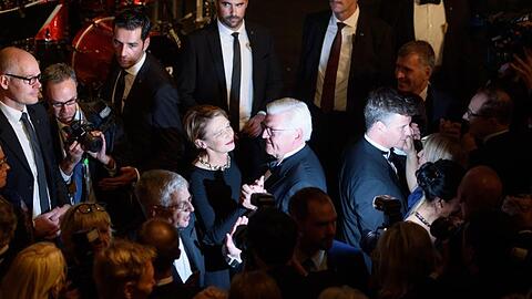 Frank-Walter Steinmeier und Elke Büdenbender eröffnen den Bundespresseball mit dem ersten Tanz.
