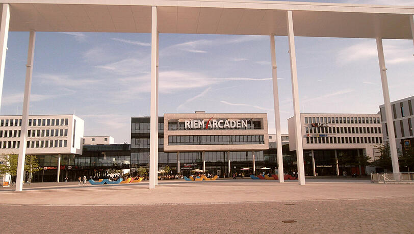 Blick auf das Einkaufszentrum Riem Arcaden und den Willy-Brand Platz. (Archivbild) Blick auf das Einkaufszentrum Riem Arcaden und den Willy-Brand Platz. (Archivbild)