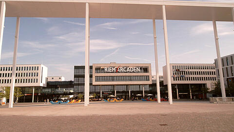 Blick auf das Einkaufszentrum Riem Arcaden und den Willy-Brand Platz. (Archivbild)