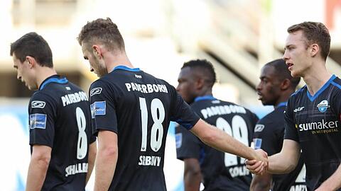 Paderborns Torschütze Dennis Srbeny (2.v.l) feiert seinen Treffer zum 1:1 mit Ron Schallenberg (l) und Sebastian Schonlau (r).