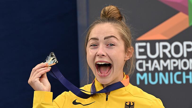 Gina Lückenkemper freut sich über die Goldmedaille.