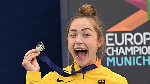 Gina Lückenkemper freut sich über die Goldmedaille.