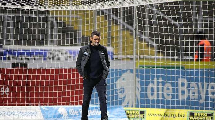 Da war allen schon klar, was am nächsten Tag passieren würde: Nach der 1:2-Heimpleite gegen Dresden schleicht Michael Köllner vom Platz.