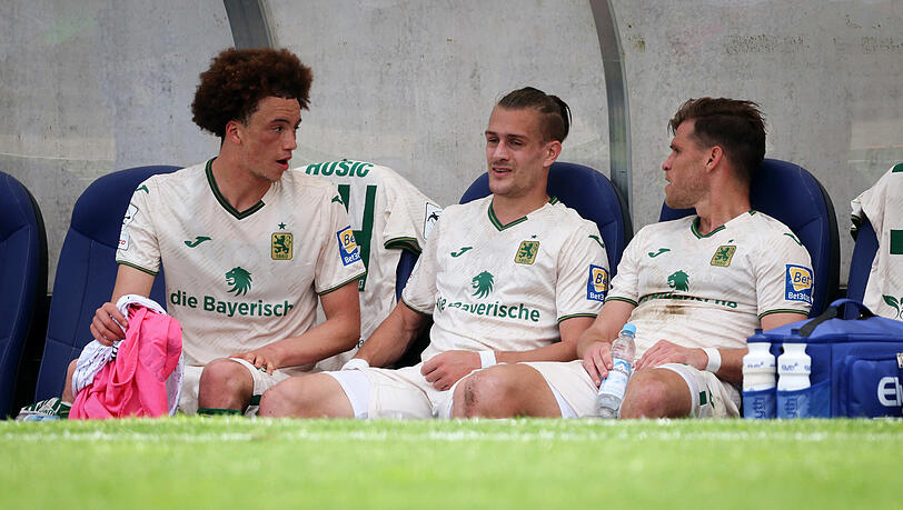 Remis auf dem Rasen, Frust auf der Bank (v.l.): die 1860-Profis Althaus, Haugen und Niederlechner nach dem 0:0 in Saarbr&uuml;cken.