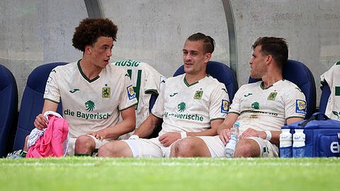 Remis auf dem Rasen, Frust auf der Bank (v.l.): die 1860-Profis Althaus, Haugen und Niederlechner nach dem 0:0 in Saarbr&uuml;cken.