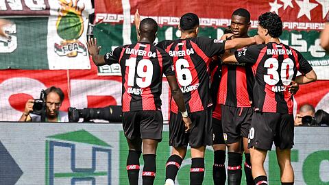 Leverkusen jubelt &uuml;ber den F&uuml;hrungstreffer von Christian Kofane.
