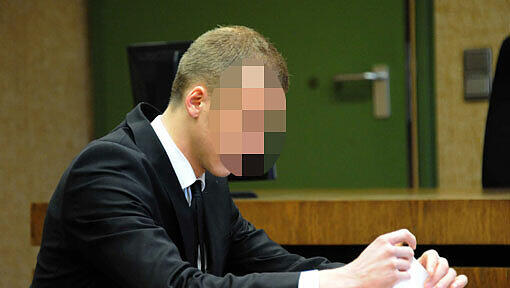 Andreas S. steht wegen des Vorwurfs der Misshandlung seines Babys, gefährlicher Körperverletzung sowie versuchter
schwere Körperverletzung vor Gericht. Der 22-Jährige soll einen Säugling heftig geschüttelt haben. Andreas S. steht wegen des Vorwurfs der Misshandlung seines Babys, gefährlicher Körperverletzung sowie versuchter
schwere Körperverletzung vor Gericht. Der 22-Jährige soll einen Säugling heftig geschüttelt haben.