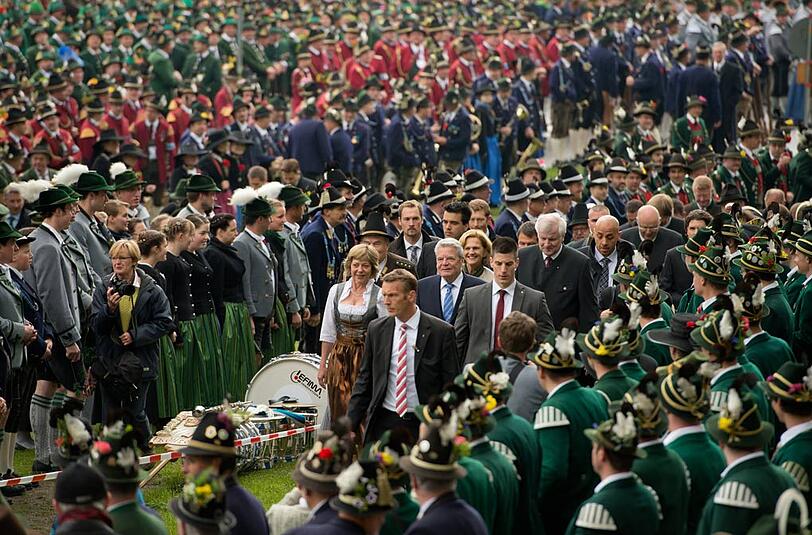 Die Gebirgsschützen stehen Spalier bei der Ankunft von Bundespräsident Joachim Gauck: Patronatstag in Miesbach.