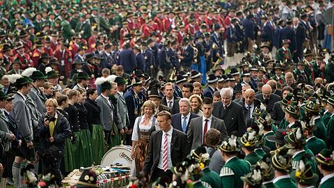 Die Gebirgsschützen stehen Spalier bei der Ankunft von Bundespräsident Joachim Gauck: Patronatstag in Miesbach.