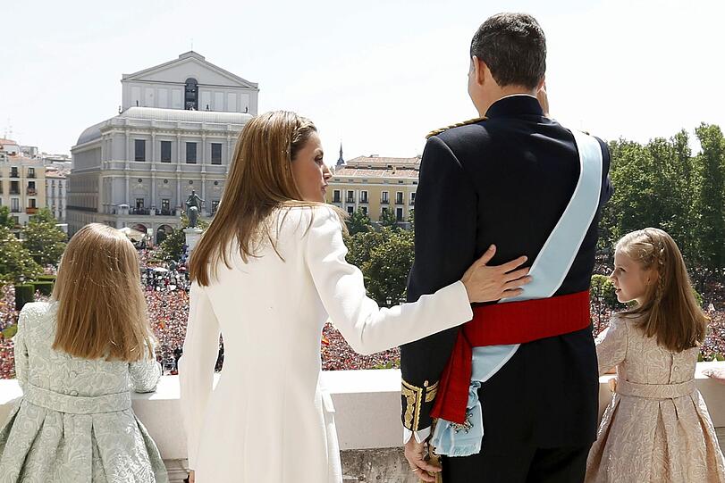 König Felipe VI. vertreibt Trauer über König Fußball - Zehntausende jubeln in Madrid ihrem neuen Monarchen zu. Die Bilder.
