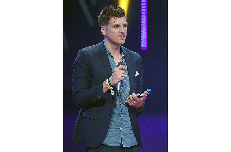 Youtuber David Hain erhält beim Webvideopreis 2016 den Preis in der Kategorie "Journalism".