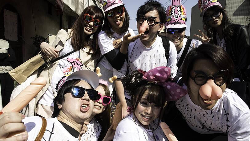 So feiern die Menschen in Japan das "fest des stählernen Penisses".