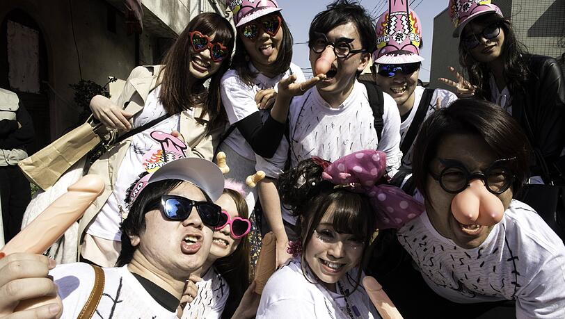 So feiern die Menschen in Japan das "fest des stählernen Penisses". So feiern die Menschen in Japan das "fest des stählernen Penisses".