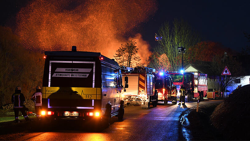 Die Bilder vom Feuerwehreinsatz in Vilsbiburg, bei dem ein Sägewerk komplett abgebrannt ist.