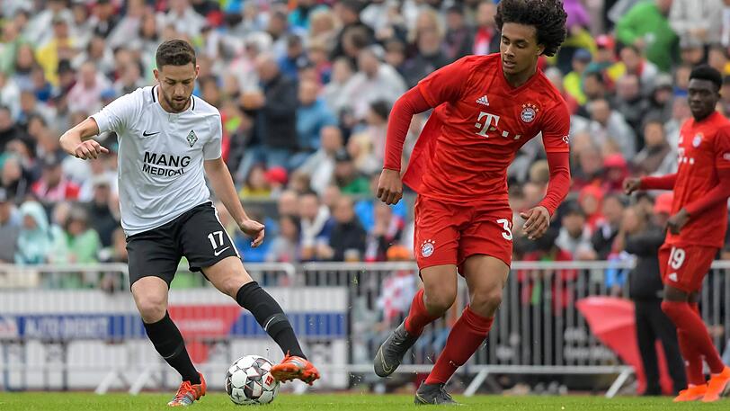 Orkan Houssein (SpVgg Lindau) mit Joshua Zirkzee (FC Bayern).