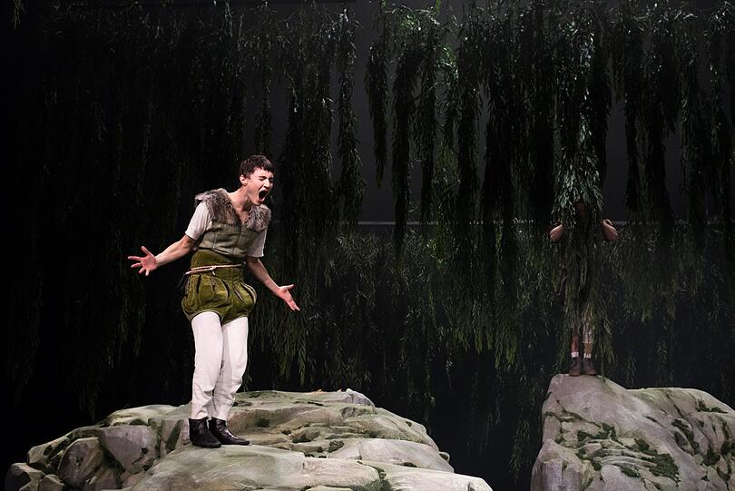 Niklas Mitteregger und Paula Hans in &bdquo;Ronja Räubertochter&ldquo;.