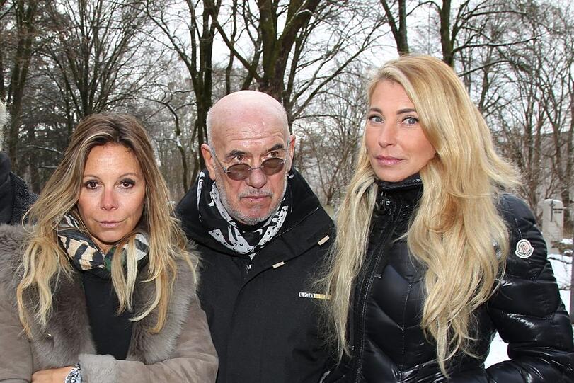 Auf dem Friedhof: Claudia Kluthe und Regisseur Otto Retzer mit Giulia Siegel.