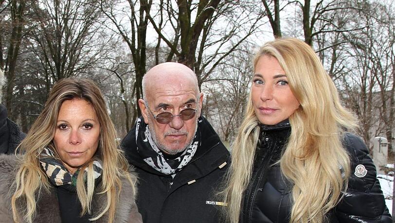 Auf dem Friedhof: Claudia Kluthe und Regisseur Otto Retzer mit Giulia Siegel. Auf dem Friedhof: Claudia Kluthe und Regisseur Otto Retzer mit Giulia Siegel.