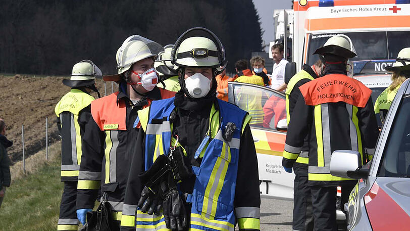 Das völlig demolierte Wrack steht auf einem Acker neben der A8 - Bilder vom Rettungseinsatz.