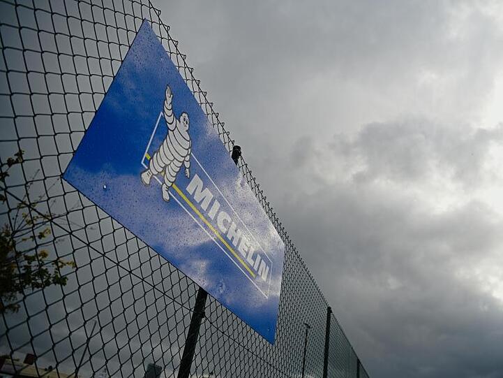 Vor dem Michelin-Werk in Hallstadt ist ein Banner mit dem Firmenlogo an einem Zaun zu sehen. Foto: Nicolas Armer/Archivbild