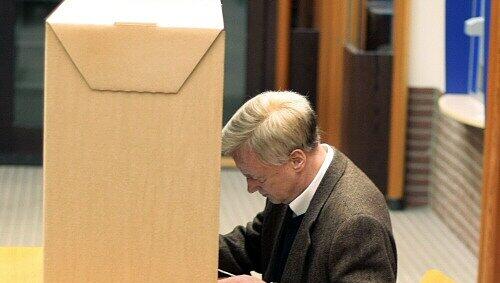 Hamburgs Bürgermeister von Beust bei der Stimmabgabe Hamburgs Bürgermeister von Beust bei der Stimmabgabe