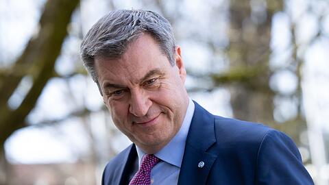Markus Söder kommt zur Vorstellung der bayerischen Bezahlkarte für Asylbewerber zu einer Pressekonferenz.