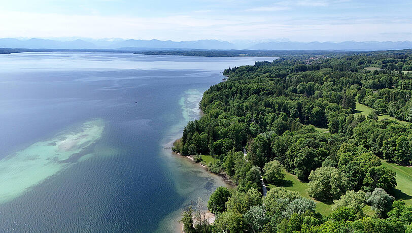 Blick von oben auf den Feldafinger Park, links der Starnberger See, am Horizont die Alpenkette im Dunst. Blick von oben auf den Feldafinger Park, links der Starnberger See, am Horizont die Alpenkette im Dunst.