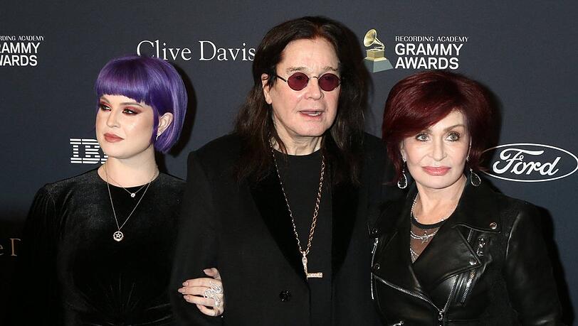 Ozzy Osbourne mit seiner Tochter Kelly und Ehefrau Sharon im Jahr 2020.