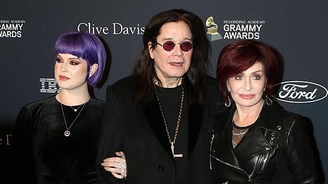 Ozzy Osbourne mit seiner Tochter Kelly und Ehefrau Sharon im Jahr 2020.